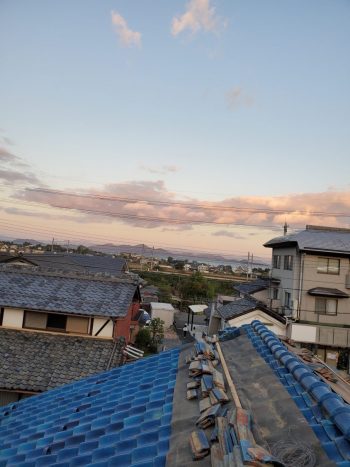 屋根の上から見える琵琶湖を眺めると